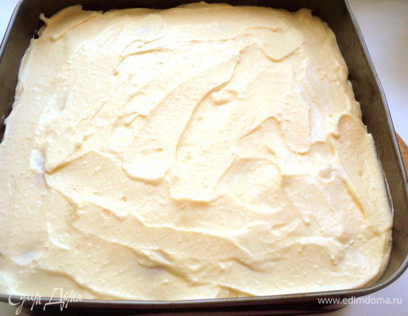 Сверху положить творожную начинку, разровнять. Выпекать при температуре 175 градусов 40 минут. На низ духовки поставить миску с водой.