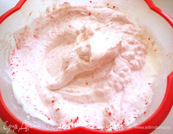 Белковый слой: охлажденные белки взбить миксером в крепкую пену, в конце добавить сахар и кокосовую стружку (я взяла цветную – красного цвета).