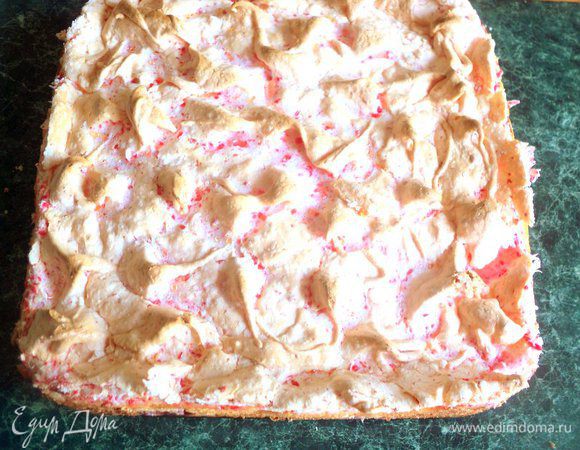 Выложить белковую массу поверх творожного слоя, ложкой сформировать пики и выпекать еще 20 минут до зарумянивания верха. 