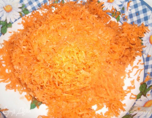 Свежую морковь натереть на мелкой терке, чтобы общее количество составляло 1 стакан.