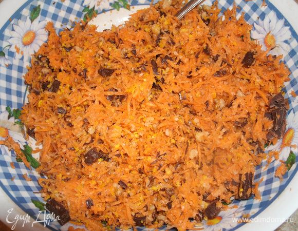 С апельсина натереть цедру и выжать сок. Орехи измельчить. Шоколад порезать небольшими кубиками. Смешать орехи, цедру и шоколад с морковью.