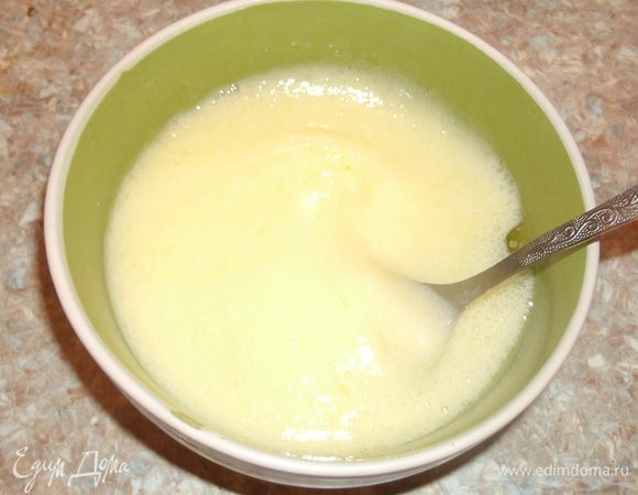 Взбить яйца с ванильным сахаром, продолжая взбивать ввести в яйца растительное масло и сок апельсина.