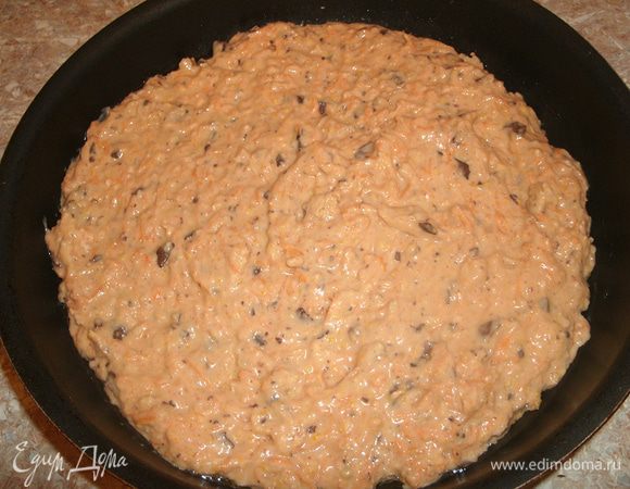 Аккуратно ввести разрыхлитель. Смешать яичную смесь с морковной, добавить муки и хорошо размешать. Выложить тесто в форму.  Запекать в духовке пока кекс не зарумянится. Проверить зубочисткой, остудить и вынуть из формы. Готовый кекс посыпать сахарной пудрой со вкусом ванили.