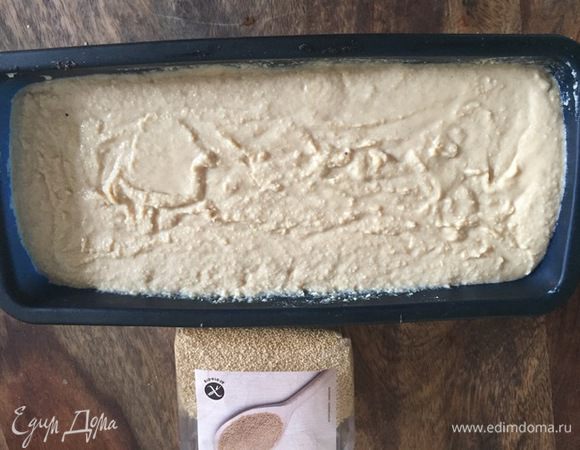 Переложить тесто в форму.