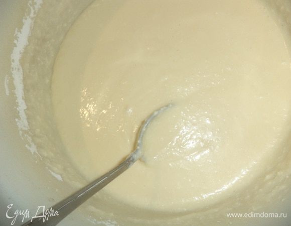 Теперь готовим начинку. Творог протереть через сито, добавить сгущёнку, взбитые с ванильным сахаром яйца, крахмал. Получается ОЧЕНЬ вкусная начинка.