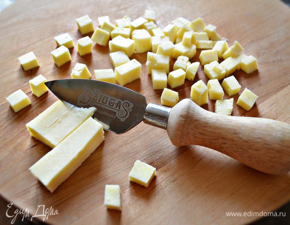 
Брынзу или фету нарезать кубиками.