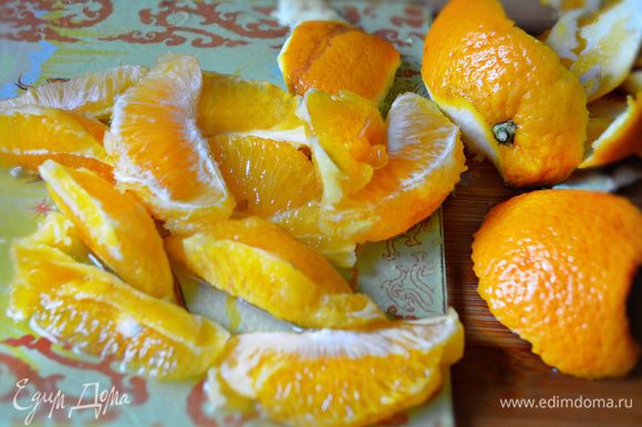 Апельсины вымыть, срезать цедру, а мякоть нарезать дольками. Смешать в миске апельсины, брынзу и листья салата.