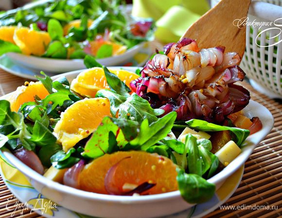 Для заправки в небольшой миске смешать горчицу, мёд, соль, чёрный перец, уксус и оливковое масло (для усиления цитрусового вкуса я использовала оливковое масло с добавлением апельсина), посолить, поперчить. Салат заправить горчично-медовой смесью и подавать к столу. Приятного аппетита!