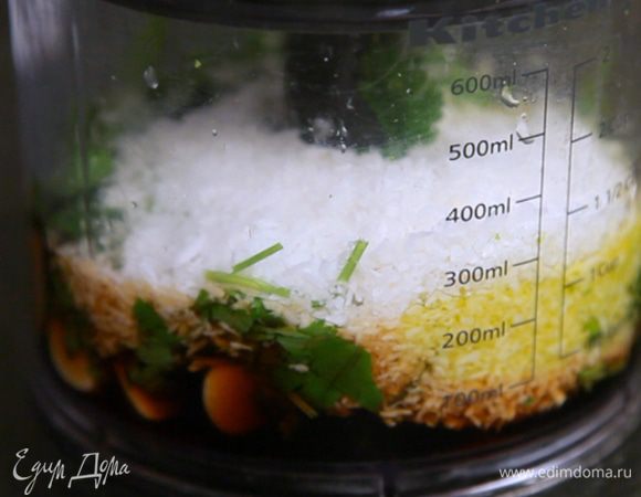 Взбить в блендере ингредиенты для маринада.