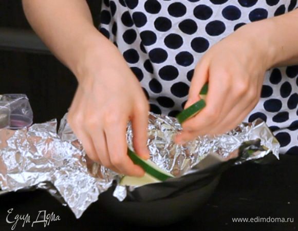 Сделать из фольги кулёк и выложить на дно цукини.