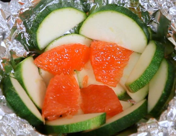 На цукини выложить грейпфруты. Грейпфруты обязательно нужно очистить от белой плёнки, чтобы не было горечи.