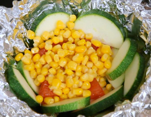 Затем выложить слой кукурузы.