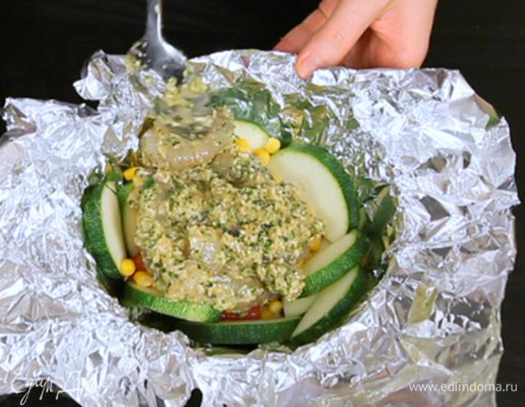 Сверху выложить креветки вместе с маринадом.