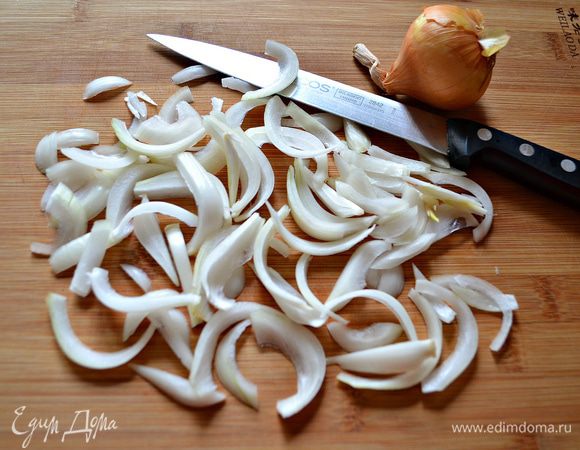 Лук очистить и нарезать полукольцами.