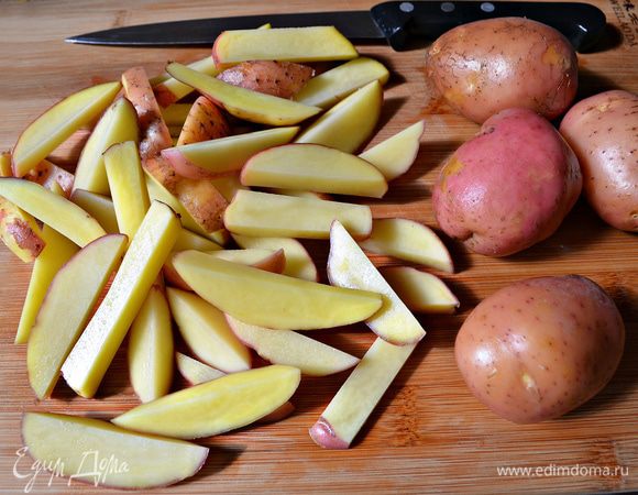 Картофель хорошо промыть. Лучше подойдут небольшие клубни. Поскольку я использовала молодой картофель с тонкой нежной шкуркой, я не стала её срезать, а лишь более тщательно промыла. Нарезать картофель ломтиками.