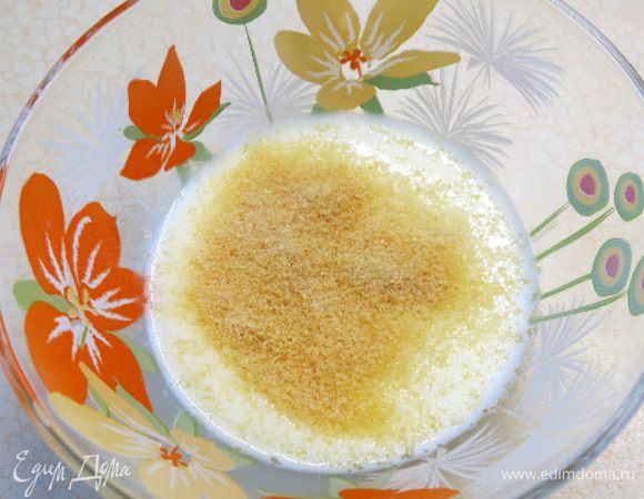 Слегка подогреваем молоко и распускаем в нём желатин. Отставляем в сторону - пусть "распустится" хорошенько.