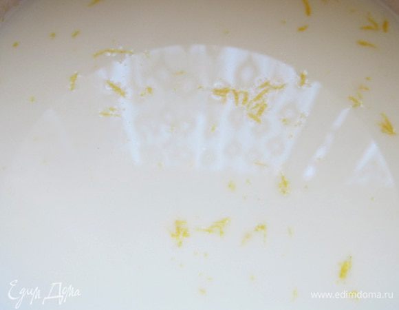 Сливки - обязательно большой жирности. Тогда консистенция панна-котты в сочетании с правильной пропорцией желатина будет именно кремово-сливочной, а не тягуче-желейной. Итак, сливки подогреваем, но не доводим до кипения. Просто "томим" при температуре около 70 градусов минуты 1,5. Добавляем сахар, ванильный сахар. При желании - ваниль, но тогда не забудьте процедить сливки. В "томящиеся" сливки натираем на самую мелкую тёрку цедру одного лимона. Главное, чтобы не попал сок. Иногда, не смотря на то, что что сливки не кипят, они могут свернуться от кислого сока. Тогда можно переходить к приготовлению маскарпоне, но это другая история :) А так, мелко натёртая цедра замечательно отдаёт свой аромат сливкам. Для тех, кто не любит частички цедры, сливки можно процедить, после остывания. Мне нравиться, когда в сливочной массе есть "что-то" такое... Я оставляю цедру.