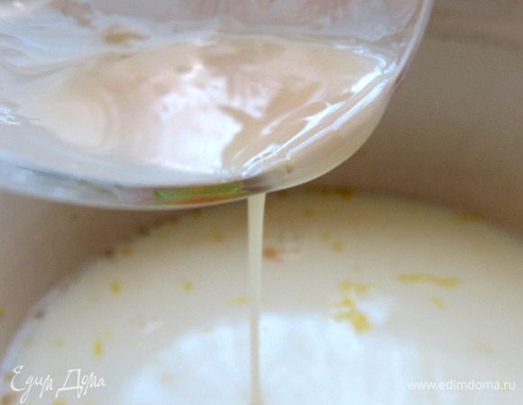 Тщательно размешиваем молоко с желатином и медленно вливаем в тёплые сливки. 