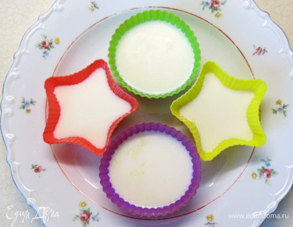 Разливаем будущую панна котту в формочки на 3/4 и даём застыть.