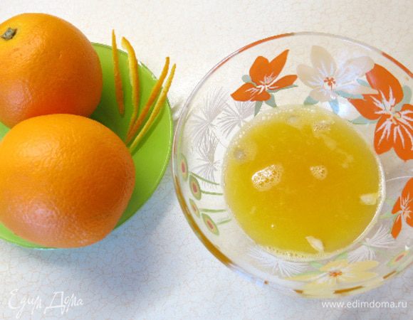 Приступаем к апельсинам. Чистим. Лучше взять с тонкой  кожурой - в таком случае можно сразу насечь цедру на тоненькую соломку и поставить её в микроволновую печь, сушиться. Кстати соломке можно придать самую разнообразную форму, если есть настроение и желание. Из апельсинов выжимаем сок и процеживаем. Я беру ситечко с крупными делениями, для того, чтобы сохранить фактуру апельсинового фреша. Сока нам понадобиться около 200 мл.