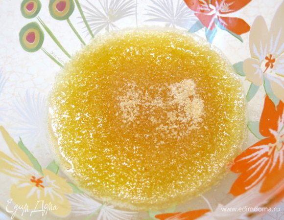 Разводим желатин в 100 мл слегка подогретого сока. Хорошенько перемешиваем до полного растворения.