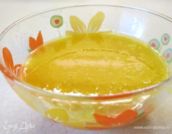 Соединяем с остальным соком, добавляем сахар. Если апельсины сладкие, я не добавляю. 