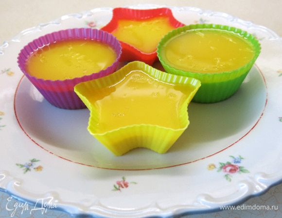 Ждём когда сок слегка остынет и разливаем в формочки, поверх панна котты.
Оставляем до полного застывания в холодильнике. Это самый сложный момент - ожидание...