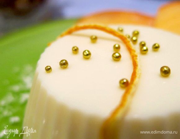 Украшаем - соответственно статусу: золотыми карамельными шариками и апельсиновыми вензелями :) Всем - наслаждения :) Кстати, зимой в сливки, во время "томления", я добавляю кардамон. В сочетании с цитрусом он раскрывает новые ноты панна котты. Уже - зимние :)