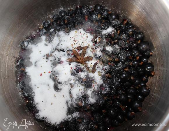 В подогретое оливковое масло всыпать мытые ягоды и, помешивая, подержать их на огне пару минут.
Добавить сахар, соль, перец, пряности, влить уксус, перемешать и потомить еще пару минут до растворения сахара.