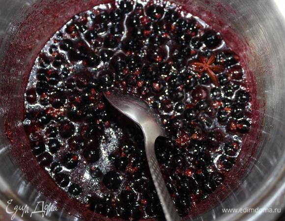 Влить воду, довести до кипения, уменьшить огонь до минимума и варить до загустения минут 30, пару раз за это время перемешать.