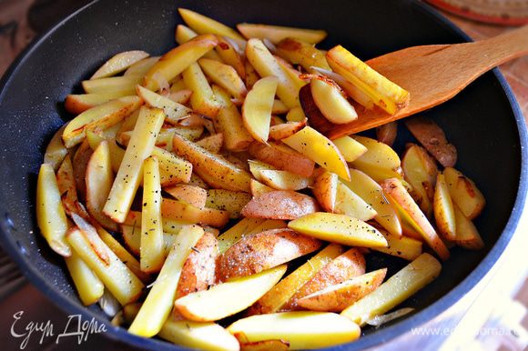 На оливковом масле обжарить лук в течение 2-3 минут. После добавить картофель и жарить на среднем огне до полуготовности.