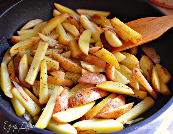 На оливковом масле обжарить лук в течение 2-3 минут. После добавить картофель и жарить на среднем огне до полуготовности.