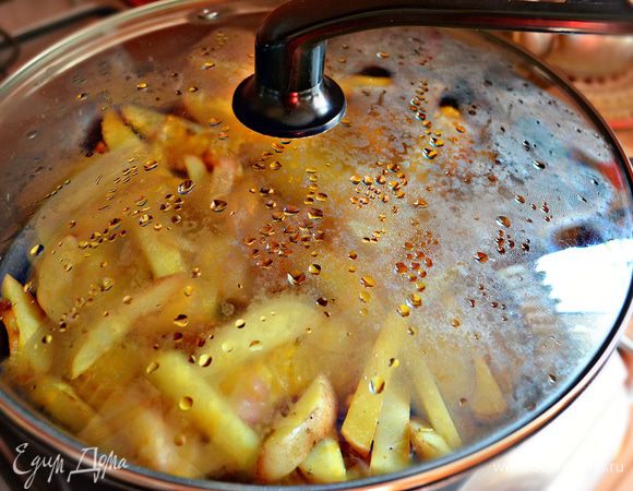 Накрыть кастрюлю крышкой и запекать на слабом огне 10-15 минут.