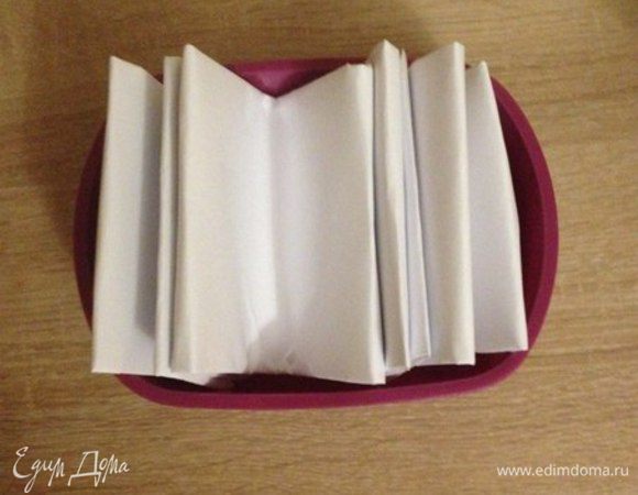 Подготовим бумажные "щупальца". Потому что лепешки будут очень горячие и придать им форму без таких захватов будет сложно.