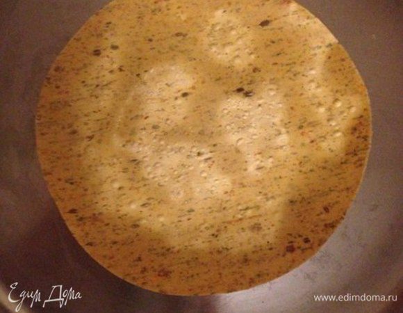 На горячую сковороду выкладываем лепешку и ждем по минуте-две для каждой стороны. Лепешка должна слегка увеличится в размере и подрумяниться, открыть свой аромат специй.