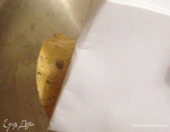 Берём горячую лепешку бумажным захватом. Складываем её в форму удобную для дальнейшего заполнения.