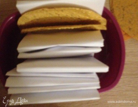 Ставим лепешку в лоток отдыхать и продолжаем готовить.