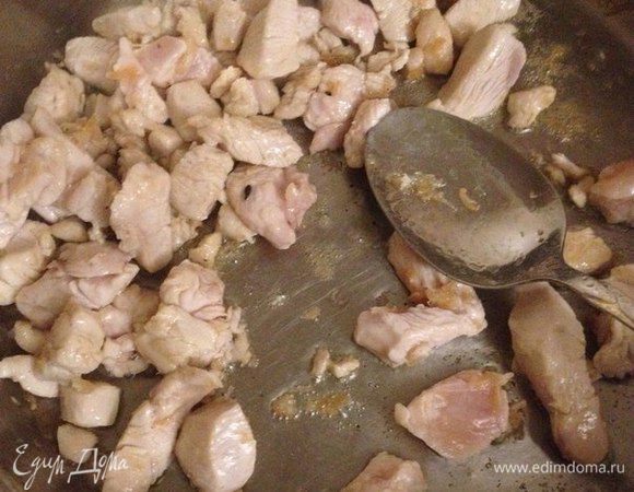 С грудки срезаем филе, нарезаем и ставим обжариваться на оливковом масле.