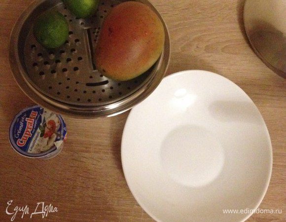 Готовим лаймовую заправку и манго.