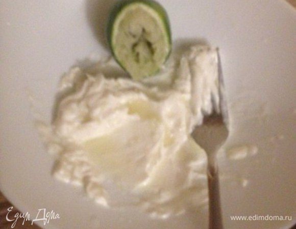 К размятому вилкой сыру фете добавляем сок лайма. Для этого срезаем верх лайма и ножом делаем несколько ударов в мякоть лайма. Станет сразу мягким и легко пойдет сок.