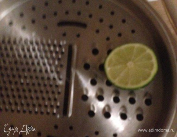 Натираем цедру в половинки второго лайма.