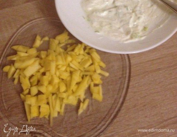 Нарезаем манго на кусочки.