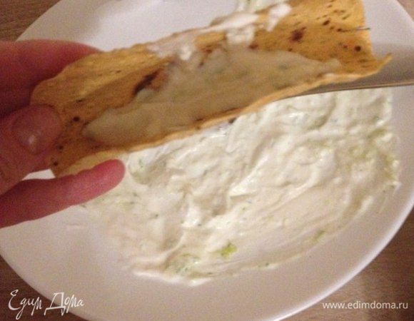 Берем остывшую лепешку, которая отлично держит заданную форму. Кладем первым слоем лаймовую заправку.