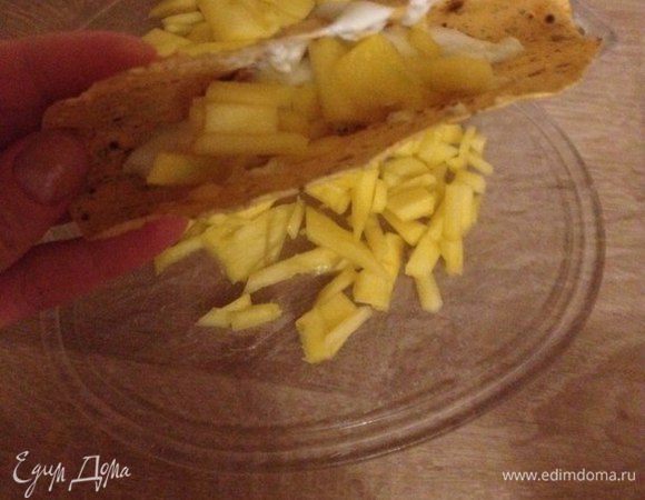 Вторым слоем кладем манго.