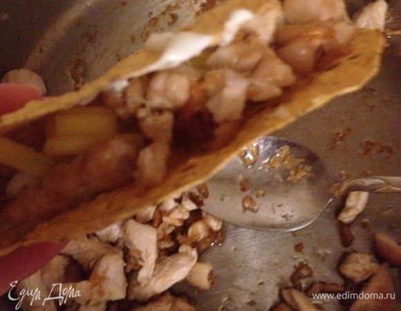 Третьим румяные кусочки курицы.