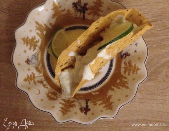 Выкладываем в блюдо, украшаем по желанию долькой манго и лаймом.