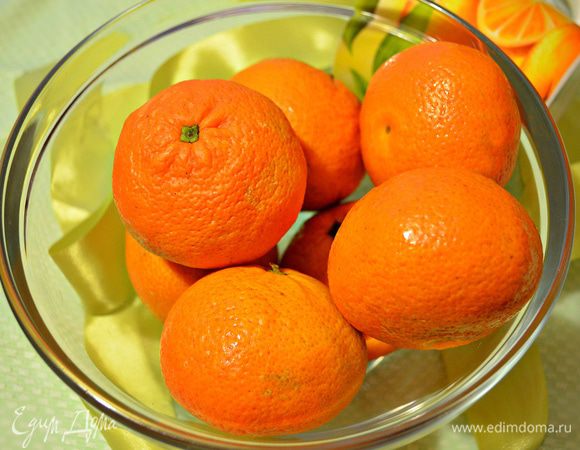 Для начала подготовьте, помойте мандарины. 