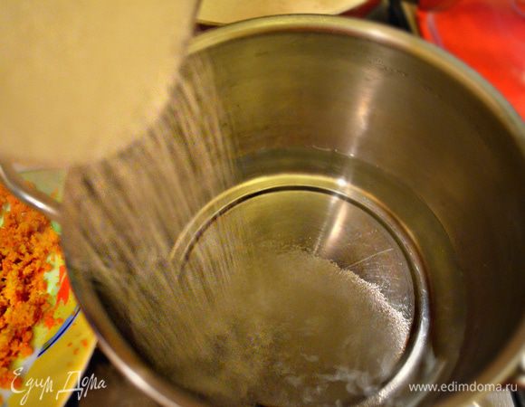 В небольшую кастрюлю влить 300 мл воды, всыпать сахар и нагревать, помешивая, пока сахар полностью не растворится. Снять кастрюлю с огня.