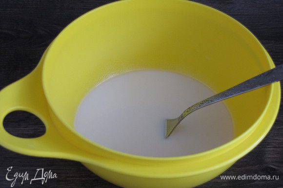 Для теста добавить в теплое молоко теплую питьевую воду, дрожжи и сахар, размешать.