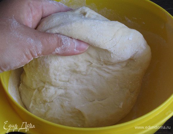 Добавить просеянную муку, растопленное и остуженное сливочное масло. Посолить и замесить мягкое тесто. Поставить в теплое место, накрыть и оставить подходить на 40-50 минут.
